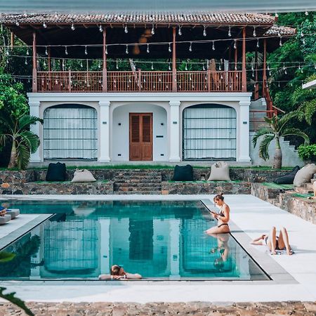 The Salty Pelican Yoga & Surf Retreat Dikwella Sur Exterior foto