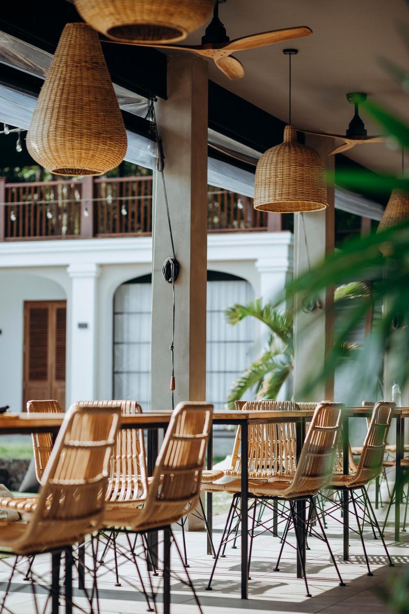 The Salty Pelican Yoga & Surf Retreat Dikwella Sur Exterior foto